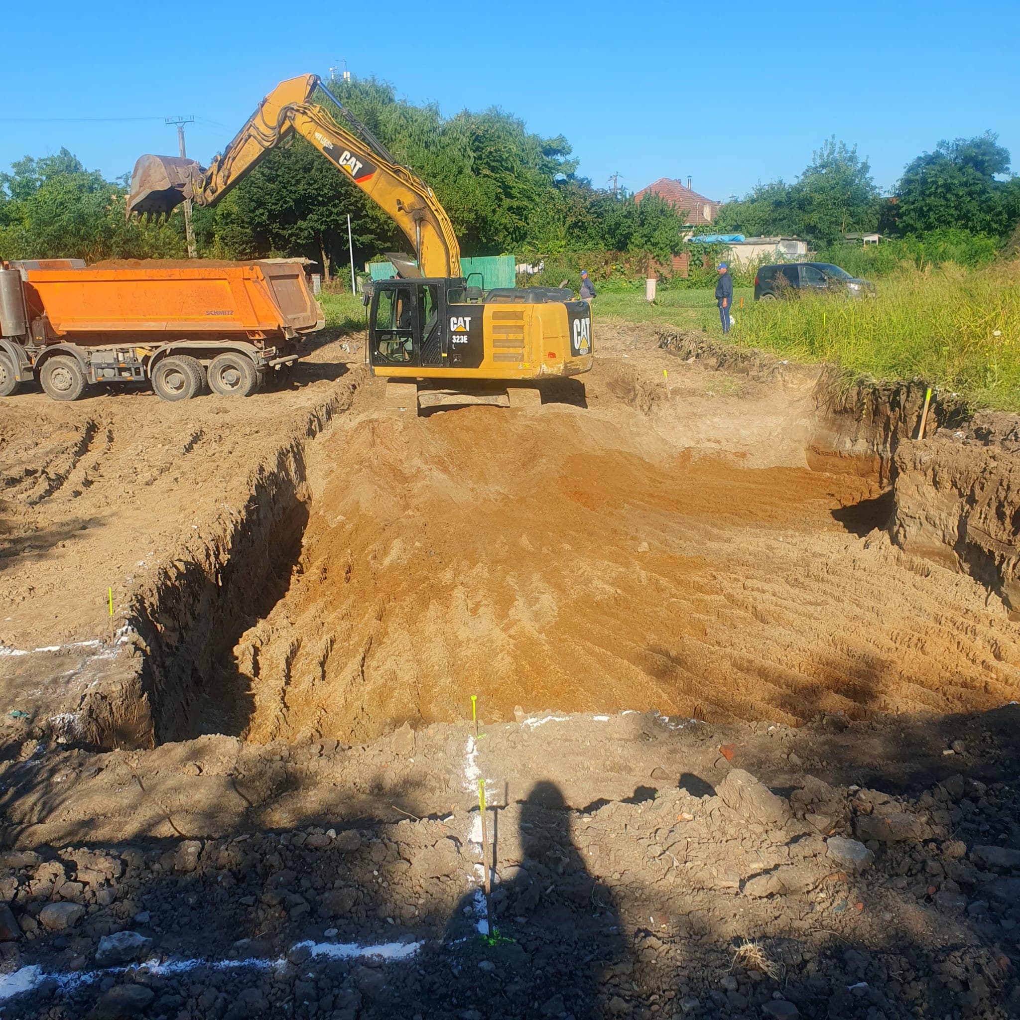 Excavator și basculantă la săpătura fundației