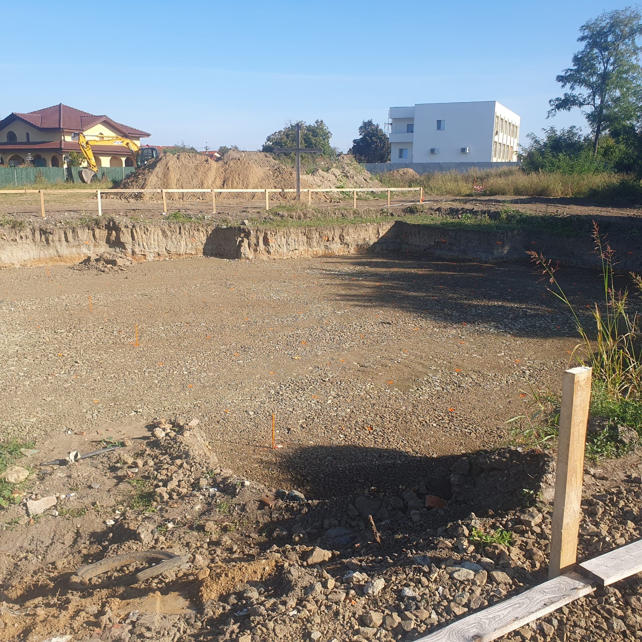 Săpătura nivelată, văzută dinspre stradă