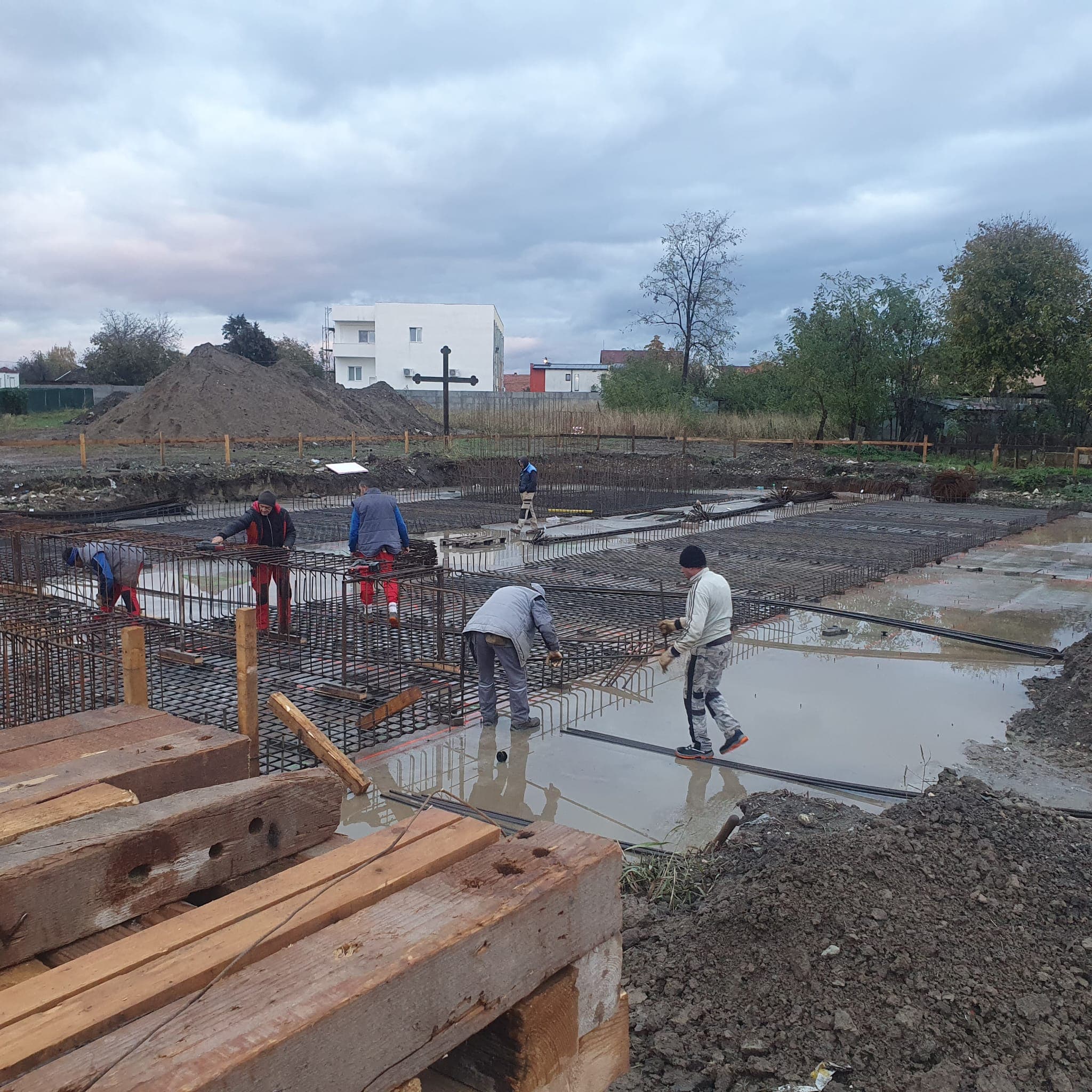 Betonul proaspăt turnat în fundație