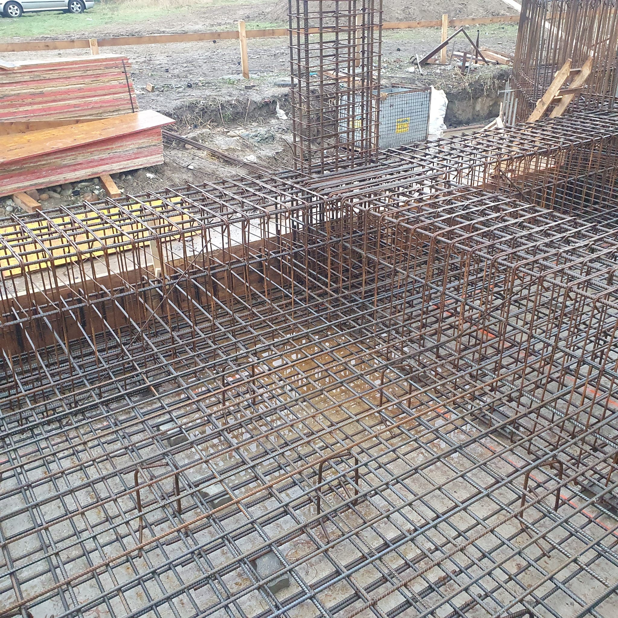 Plasa de armătură întinsă peste fundație