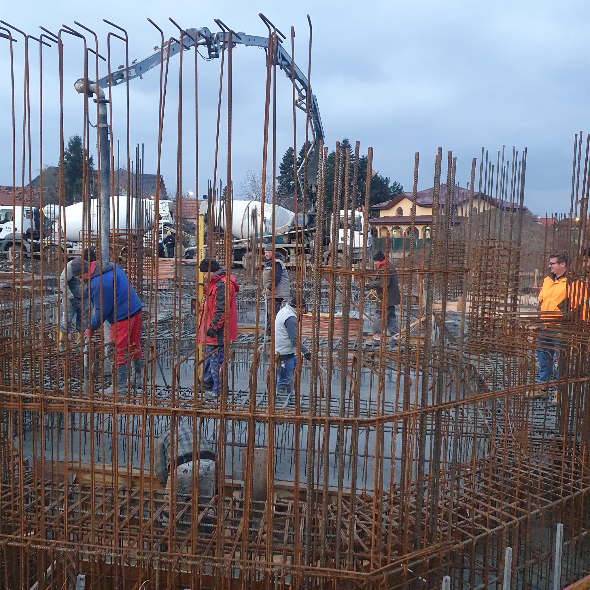 Pompa de beton deasupra armăturilor