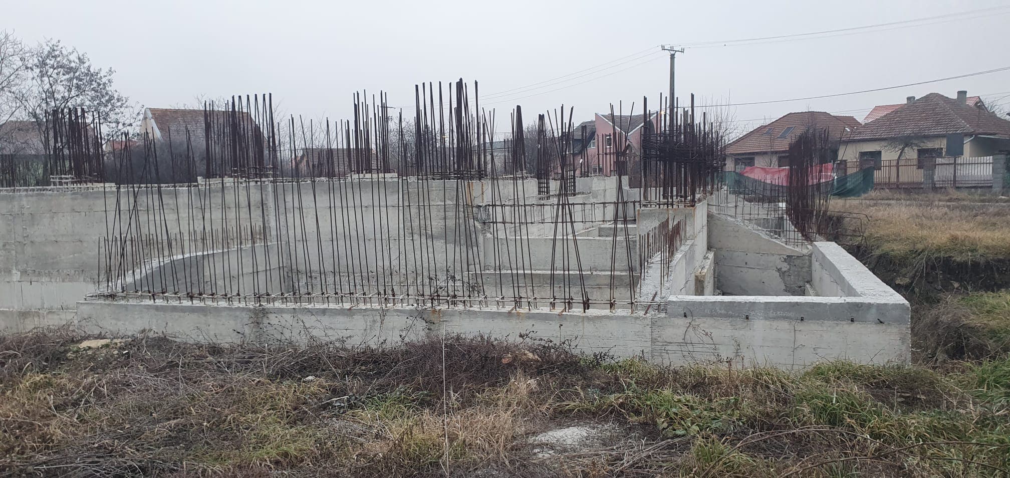 Pereții de beton ridicați, văzuți din spate