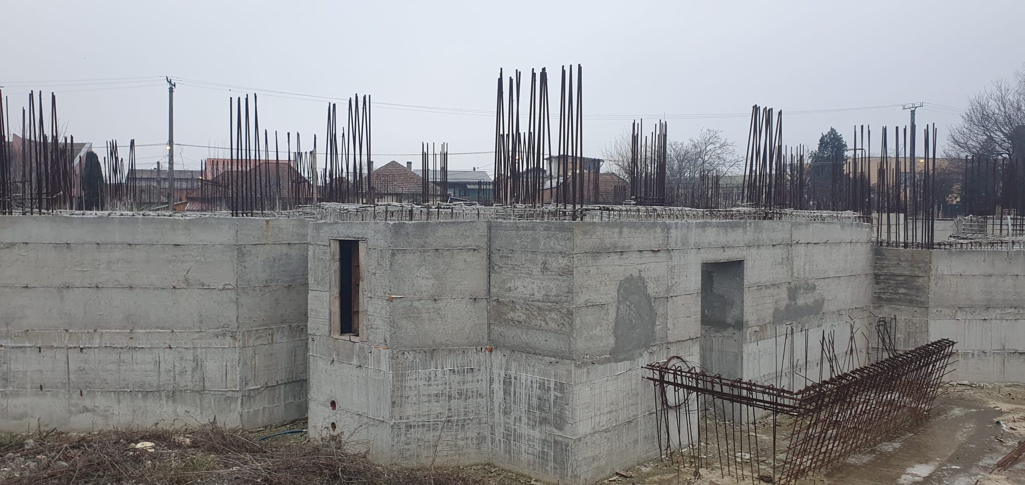Pereții ridicați, cu golurile de uși