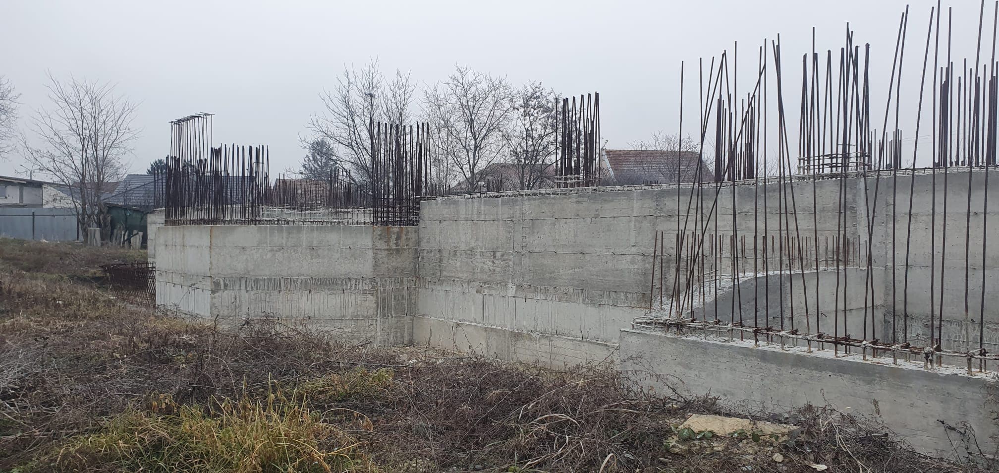 Pereții bisericii, pe toată lungimea