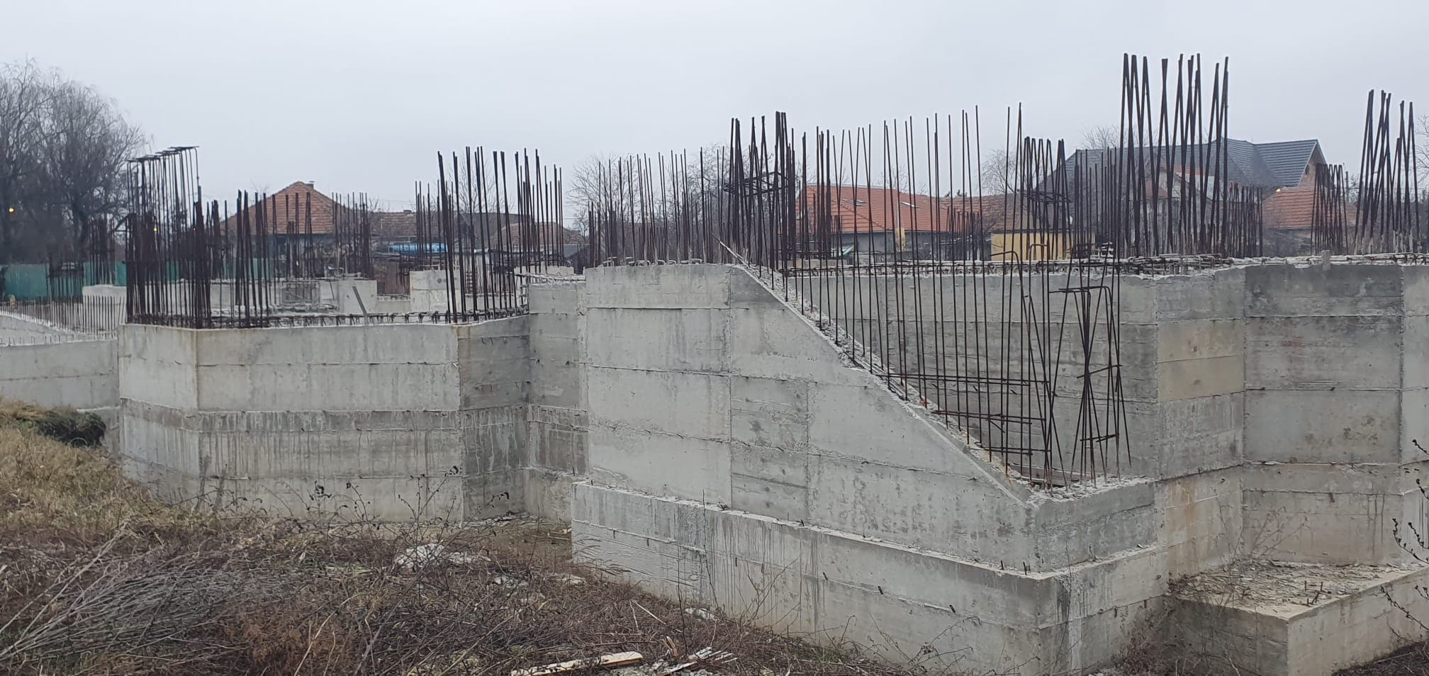 Pereții și scara, dinspre curte